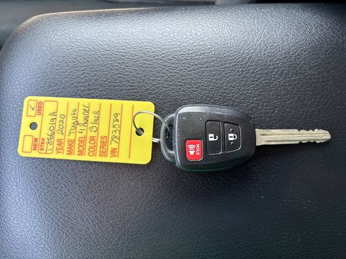 Used 2020 Toyota 4Runner SR5 AWD/4WD image 28