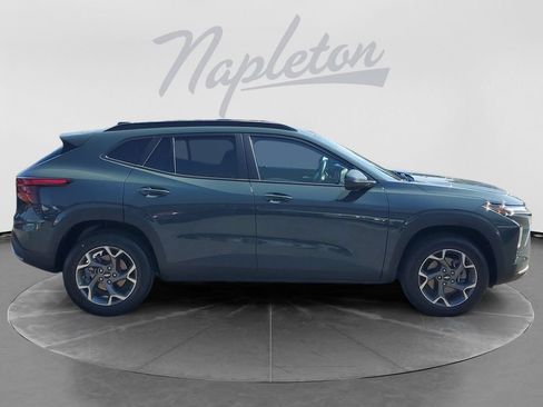 Used 2025 Chevrolet Trax LT FWD image 9