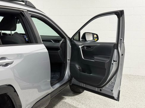 Used 2021 Toyota RAV4 SE image 39