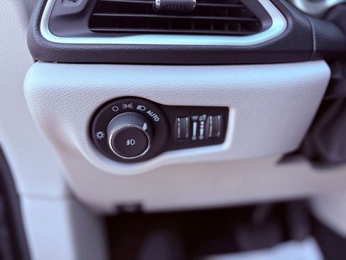 Used 2024 Chrysler Pacifica Touring-L image 22