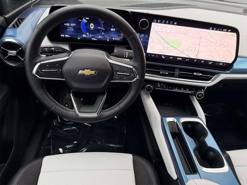 Used 2025 Chevrolet Equinox EV LT image 4