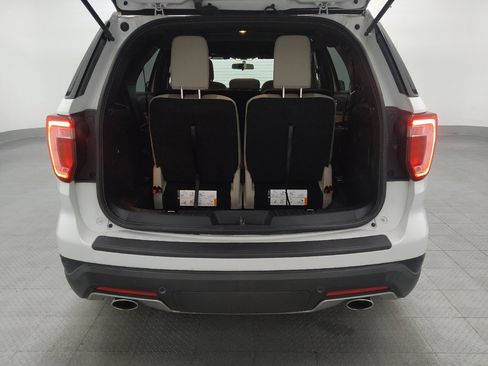 Used 2018 Ford Explorer XLT image 29