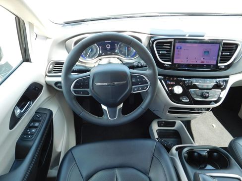 Used 2024 Chrysler Pacifica Touring-L FWD image 13