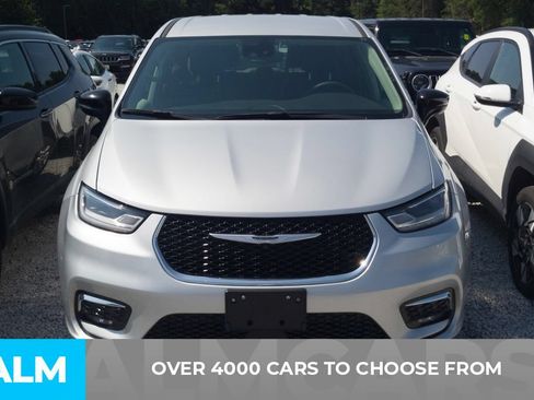 Used 2024 Chrysler Pacifica Touring-L FWD image 2