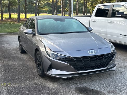 Used 2023 Hyundai Elantra SEL w/ Cargo Package FWD image 3
