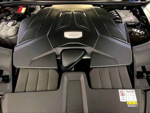 Used 2022 Porsche Cayenne Platinum Edition image 32