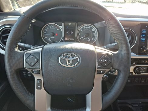 Used 2017 Toyota Tacoma Limited image 17