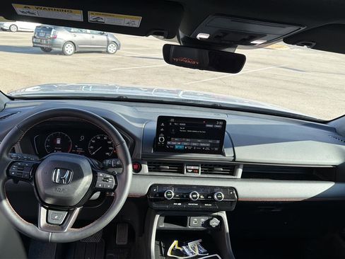 Used 2025 Honda Pilot TrailSport image 4