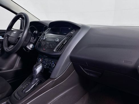 Used 2018 Ford Focus SE w/ SE Appearance Package image 28