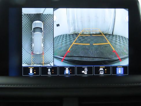 Used 2023 Chevrolet Tahoe Z71 w/ Z71 Off-Road Package image 16