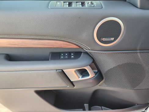 Used 2024 Land Rover Discovery Dynamic SE image 25