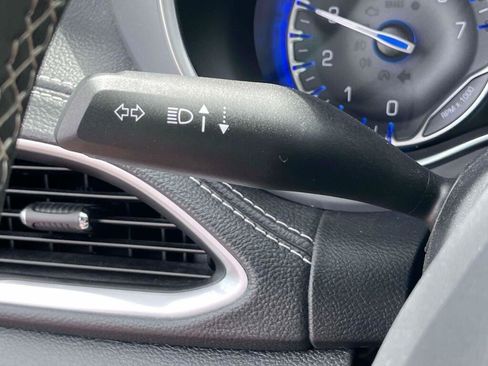Used 2025 Chrysler Pacifica Limited FWD image 38