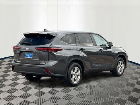 Used 2024 Toyota Highlander LE AWD/4WD image 5