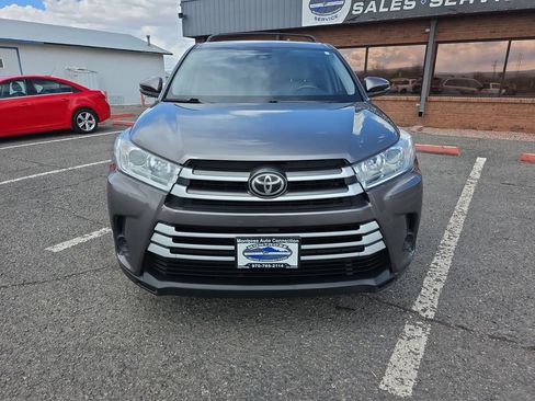 Used 2019 Toyota Highlander LE AWD/4WD image 2