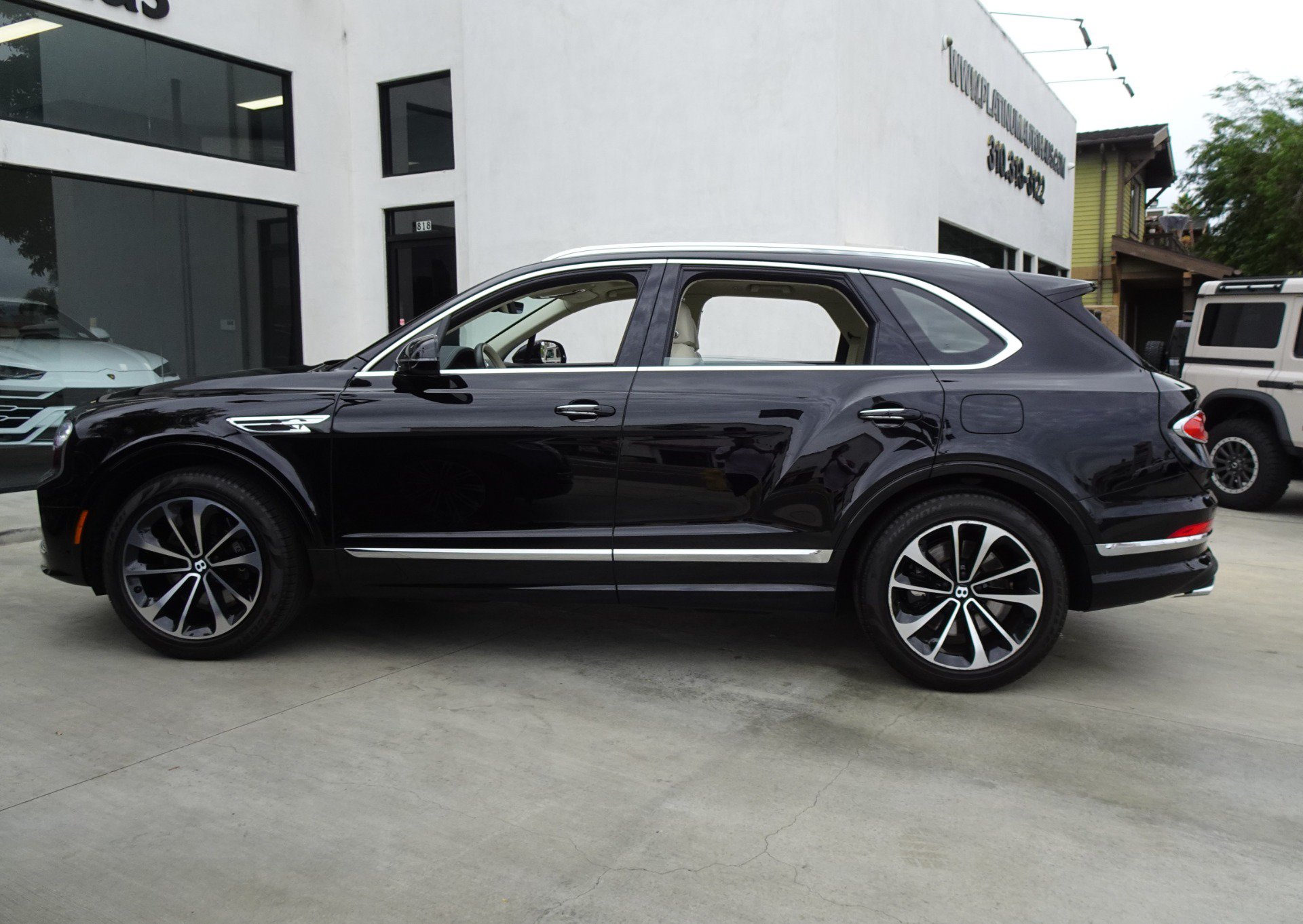 Used 2023 Bentley Bentayga Plug-In Hybrid AWD/4WD image 3