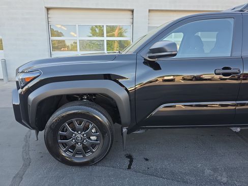 Used 2025 Toyota 4Runner SR5 AWD/4WD image 17