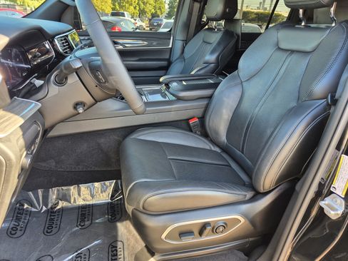 Used 2022 Jeep Wagoneer Series III w/ Premium Group I AWD/4WD image 25