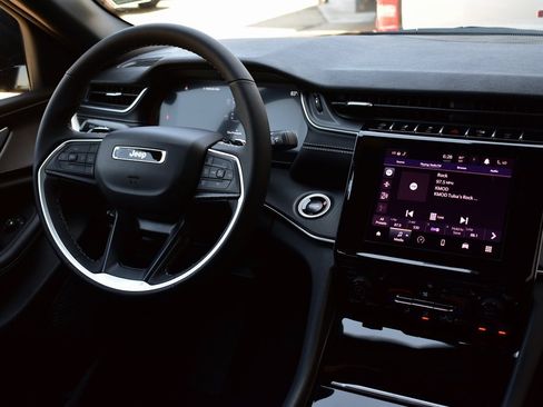 New 2025 Jeep Grand Cherokee L Altitude image 34