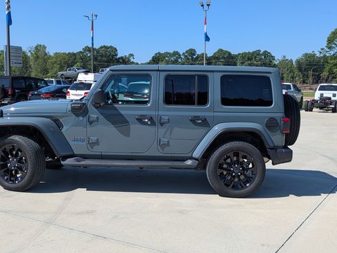 Used 2025 Jeep Wrangler Unlimited Sahara AWD/4WD image 5