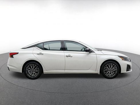 Used 2025 Nissan Altima 2.5 SV FWD image 10