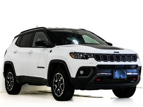 Used 2025 Jeep Compass Trailhawk AWD/4WD image 1