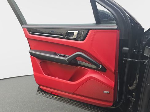 Used 2022 Porsche Cayenne AWD/4WD image 31