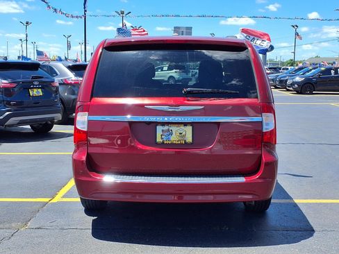 Used 2016 Chrysler Town & Country Touring w/ Driver Convenience Group FWD image 26