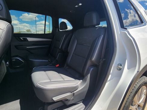 Used 2025 Buick Enclave Preferred AWD/4WD image 18
