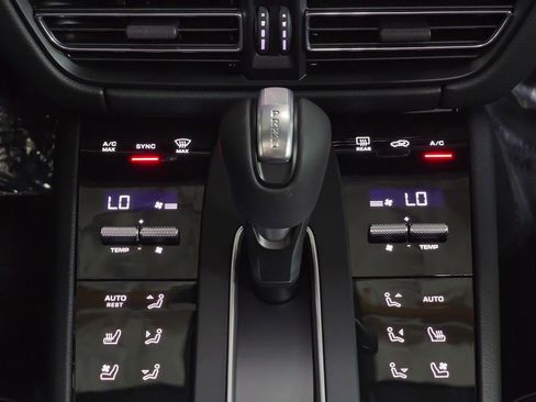 New 2026 Porsche Macan image 19