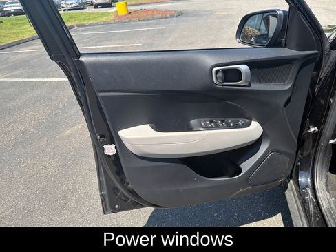 Used 2025 Hyundai Venue SEL FWD image 13