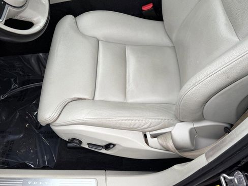 Used 2019 Volvo XC60 T6 Momentum w/ Premium Package image 17