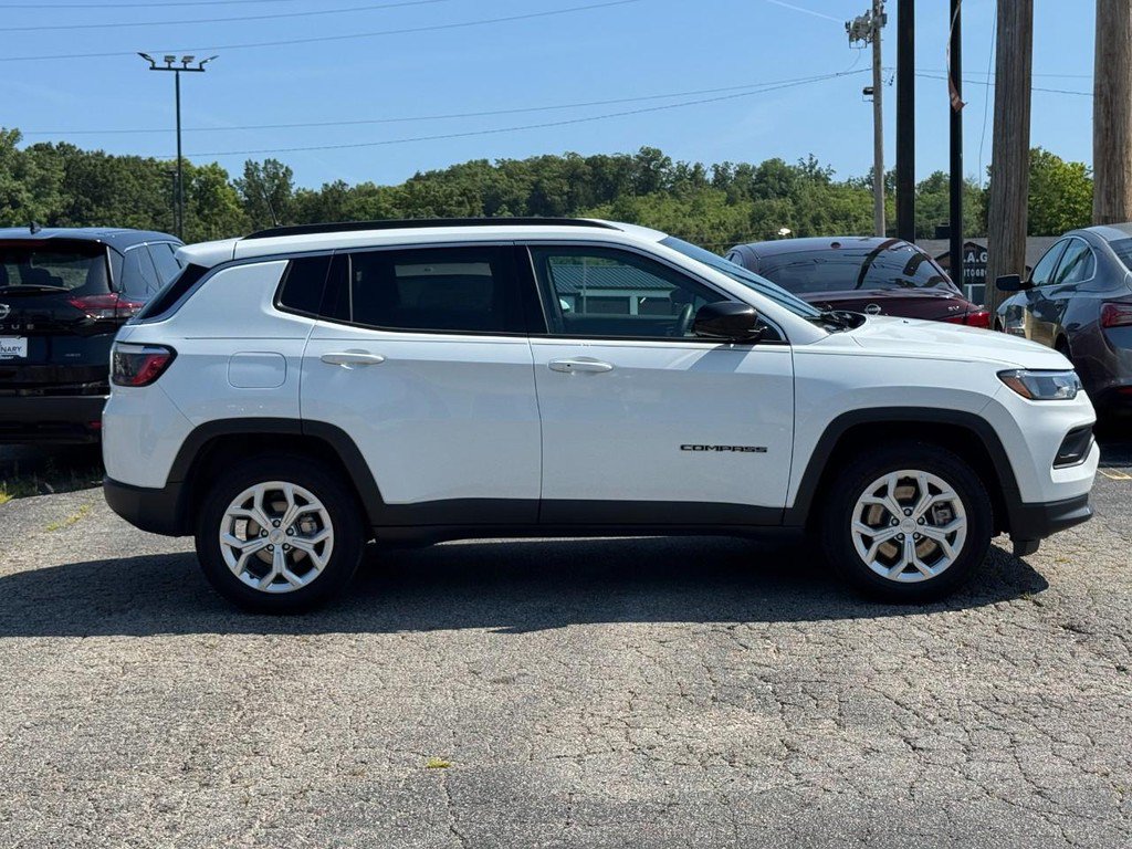 Used 2024 Jeep Compass Latitude AWD/4WD image 2