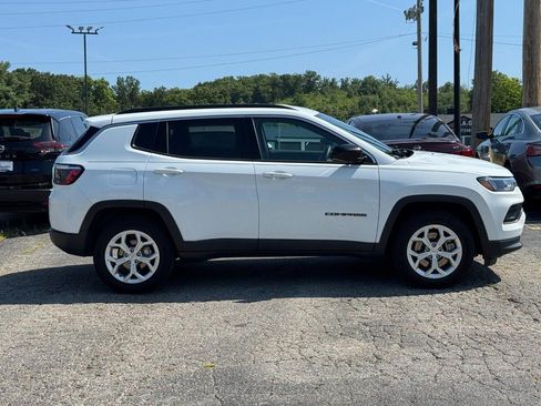 Used 2024 Jeep Compass Latitude AWD/4WD image 2