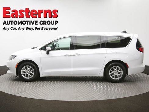Used 2022 Chrysler Voyager LX image 57