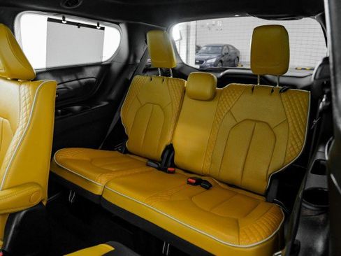 Used 2023 Chrysler Pacifica Pinnacle image 32