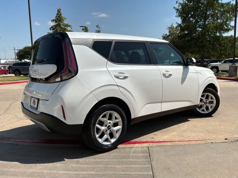 Used 2025 Kia Soul LX w/ LX Technology Package FWD image 6