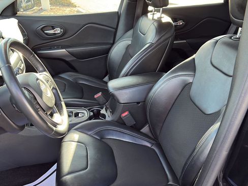 Used 2019 Jeep Cherokee Latitude Plus w/ Comfort/Convenience Group image 11