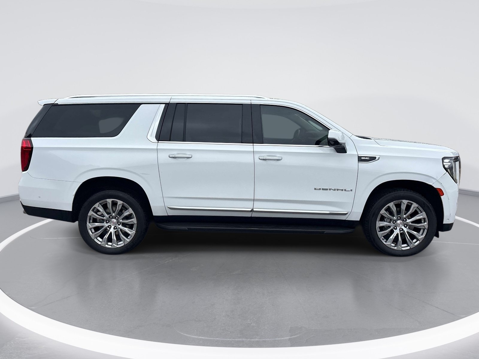 Used 2024 GMC Yukon XL Denali w/ Advanced Technology Package AWD/4WD image 9