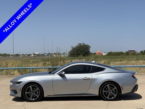 Used 2025 Ford Mustang Coupe RWD image 3