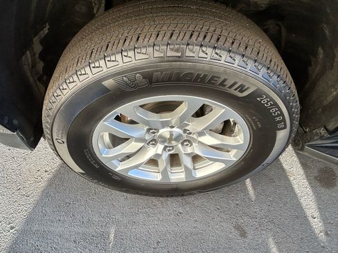 Used 2024 Chevrolet Suburban LT image 27