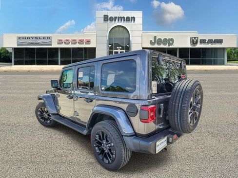 Used 2025 Jeep Wrangler Unlimited Sahara AWD/4WD image 7