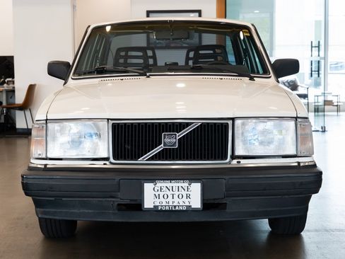 Used 1989 Volvo 240 DL RWD image 2