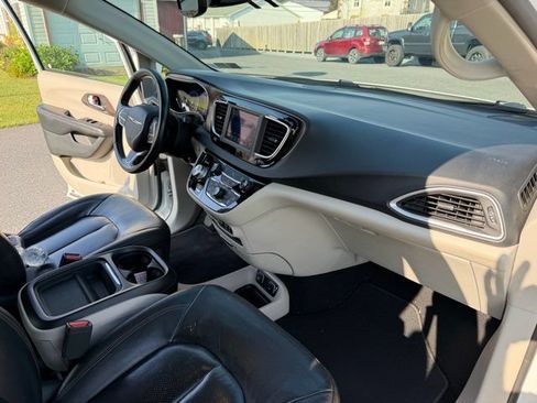 Used 2019 Chrysler Pacifica Touring-L FWD image 19