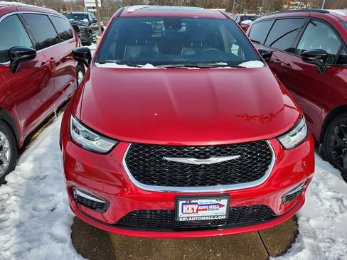 New 2026 Chrysler Pacifica Limited image 2