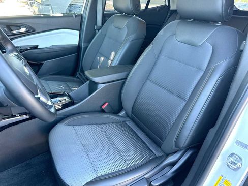 Used 2025 Chevrolet Trax LT w/ LT Convenience Package FWD image 17