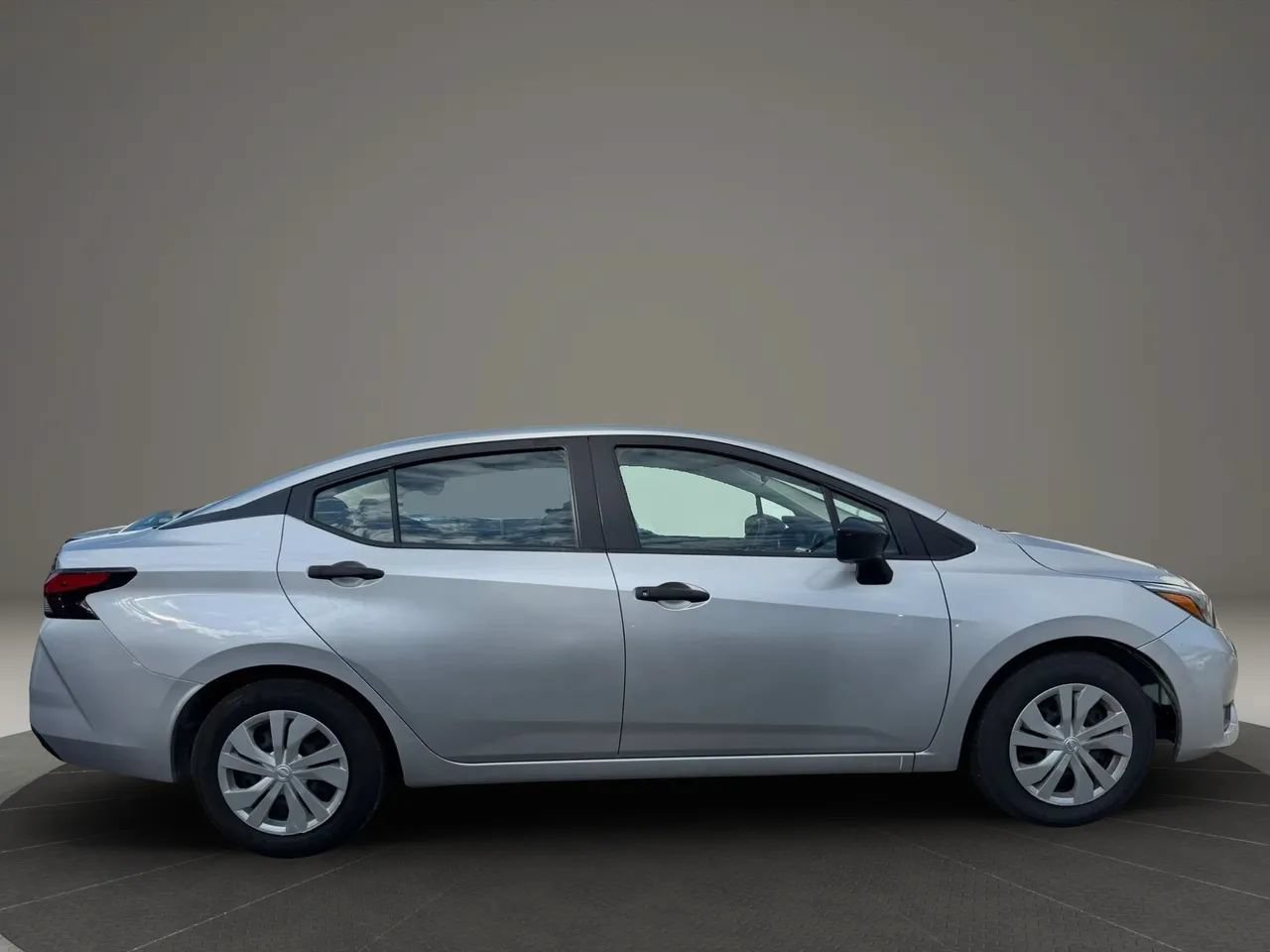 Used 2025 Nissan Versa S FWD image 4