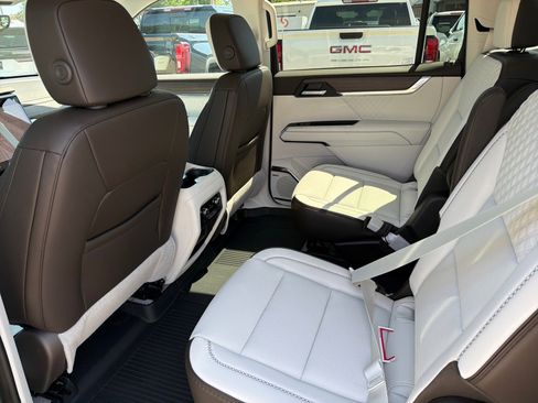 New 2026 GMC Acadia Denali w/ Super Cruise Package FWD image 10