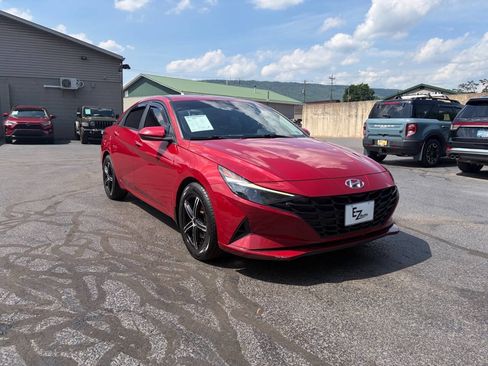 Used 2021 Hyundai Elantra SE FWD image 2