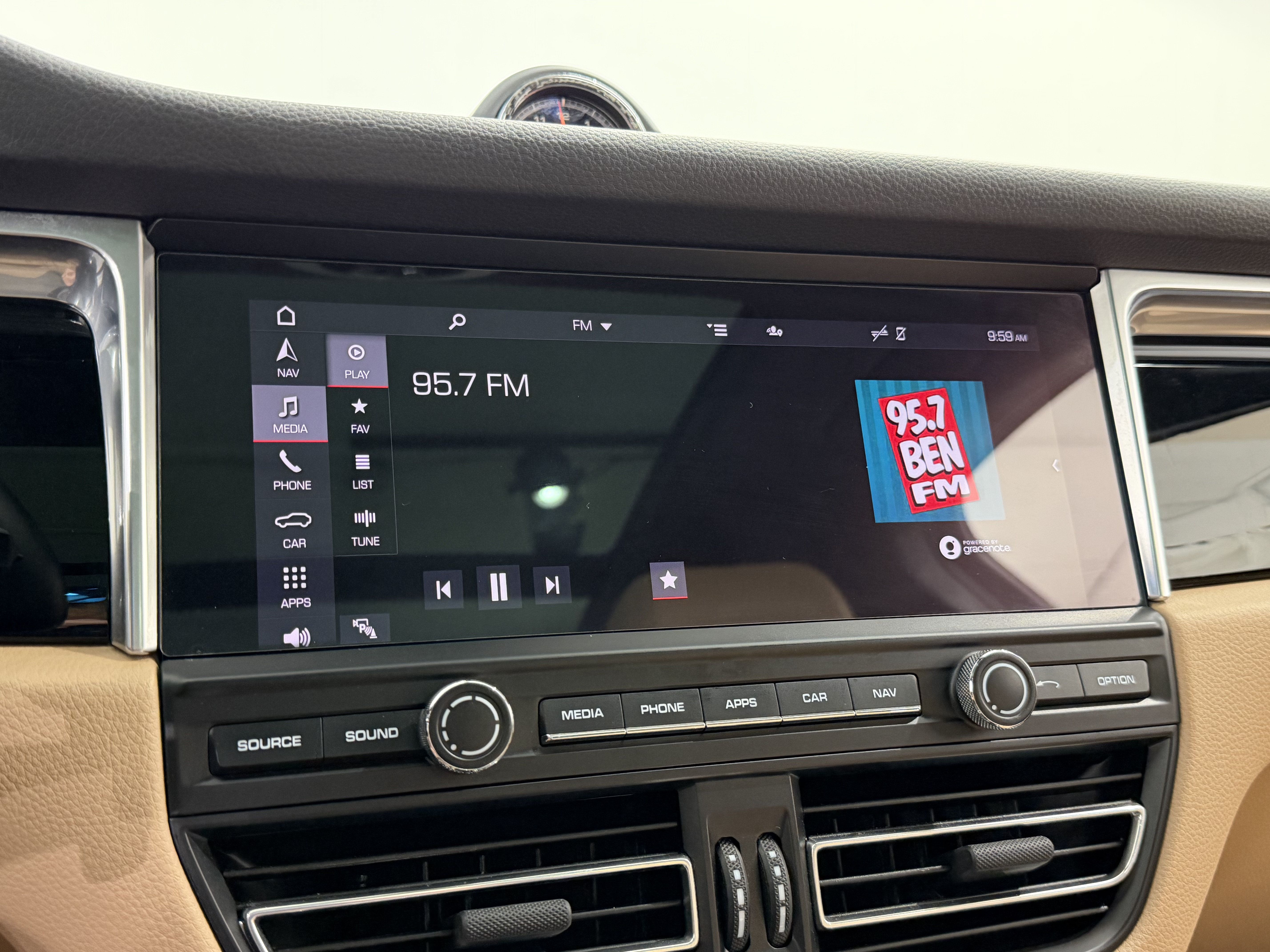 Certified 2021 Porsche Macan AWD/4WD image 40