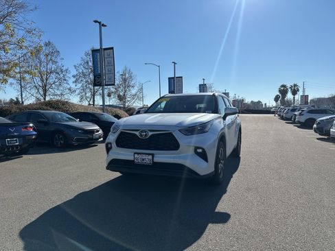 Used 2023 Toyota Highlander XLE image 1